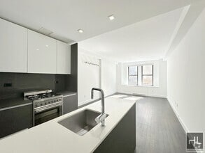 Building Photo - 3 bedroom 3 bathroom / Doorman/ Gym/ Pool ...