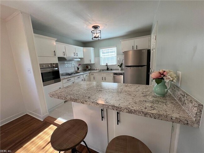Foto del edificio - 1300 Pineview Ave