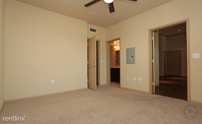 Building Photo - 1 br, 1 bath Flat - 5340 W Grand Pkwy S 801sf