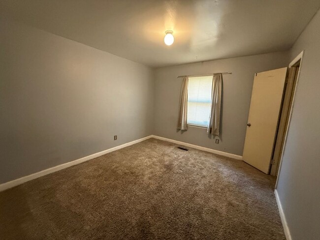 Building Photo - 1605 Dartmore Dr N