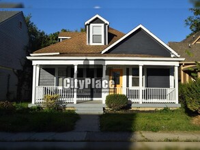 Building Photo - 2224 N Kenwood Ave