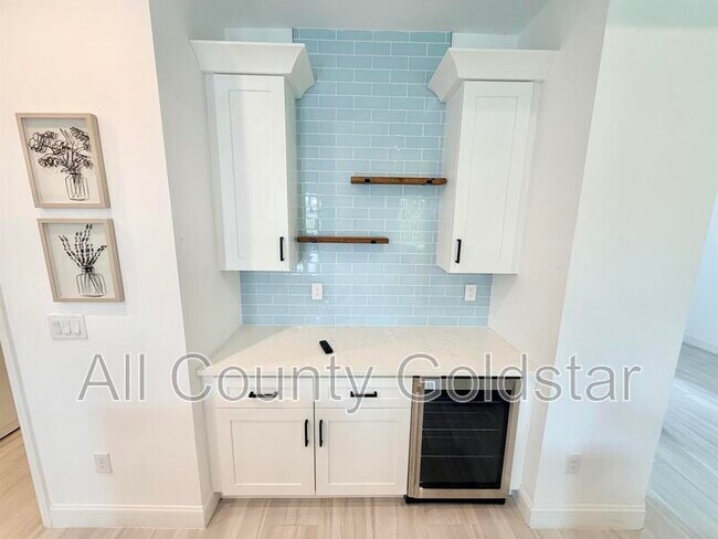 Foto del edificio - 6049 Higgins Ln