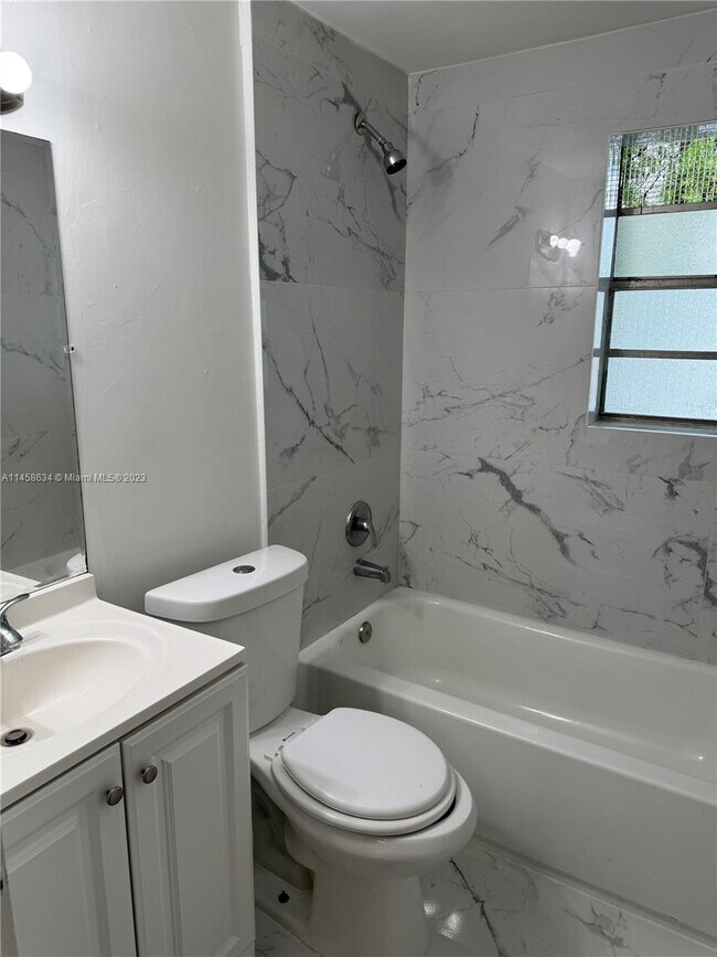 Foto del edificio - 7635 Dickens Ave