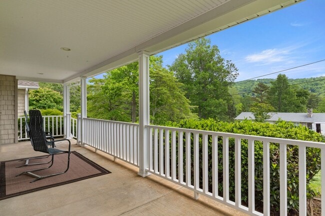 Building Photo - Haw Creek Gem