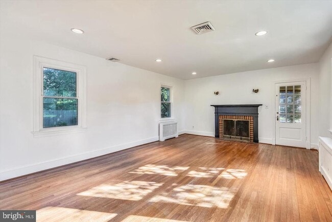 Foto del edificio - 400 Meadow Ln