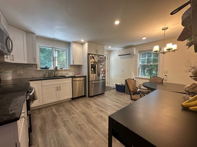 Building Photo - Spacious Single-Family Home for Rent - Lau...