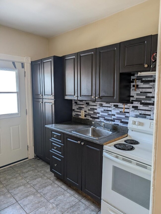 Building Photo - 540 Downie St