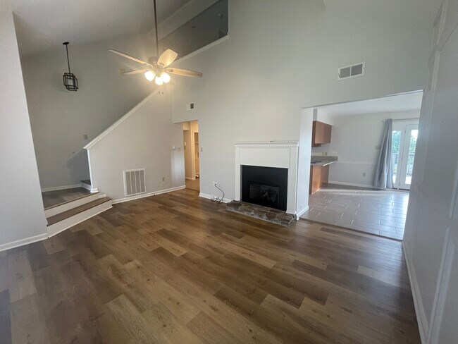 Foto del edificio - 66 Woodlore Cir