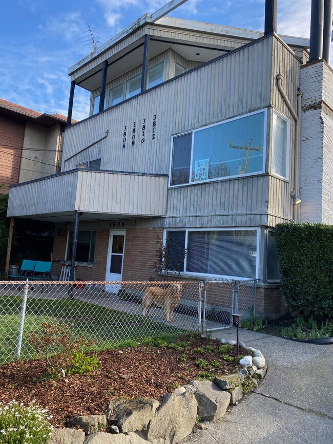 Building Photo - 3808 Beach Dr SW