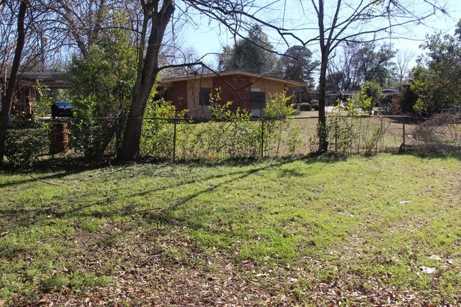 Building Photo - 1922 Skylane Dr