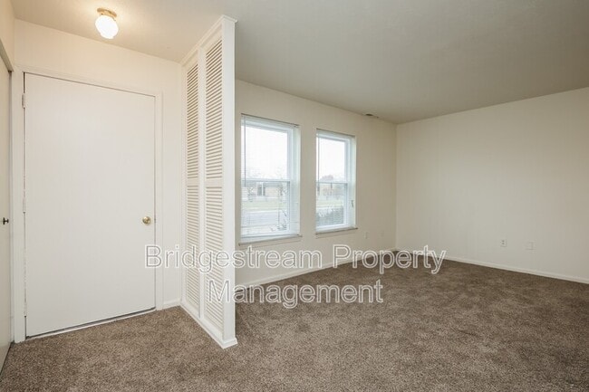 Building Photo - 656 Randler Ave