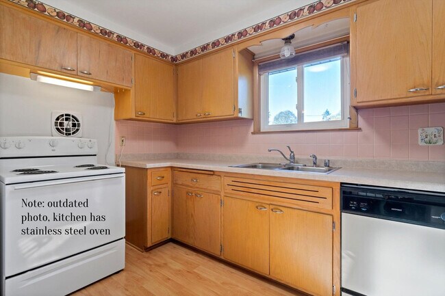 Cocina: cuenta con electrodomésticos de acero inoxidable. - 1651 N 116th St