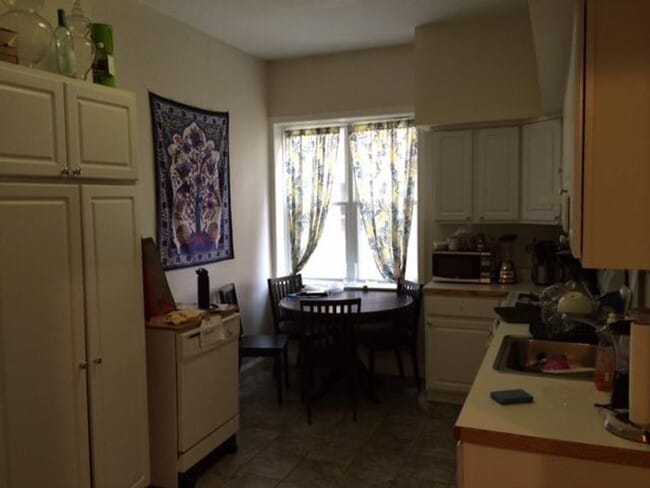 Building Photo - Amazing BU 4 Bed available 9/1