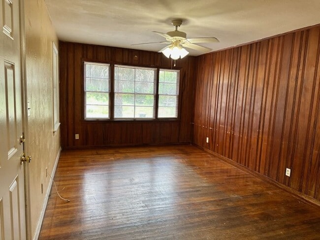 Building Photo - 1725 Airport Dr