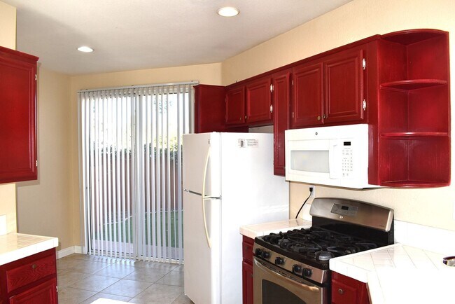 Building Photo - 3 Bedroom 2.5 Bath 2 Story Home- Scripps R...