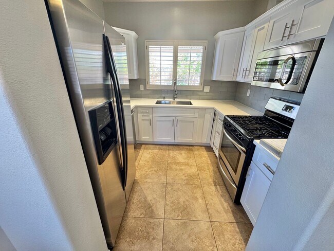 Foto del edificio - STUNNING 2 BEDROOMS 2.5 BATHROOMS TWO STORY TOWNHOUSE IN GATED COMMUNITY!