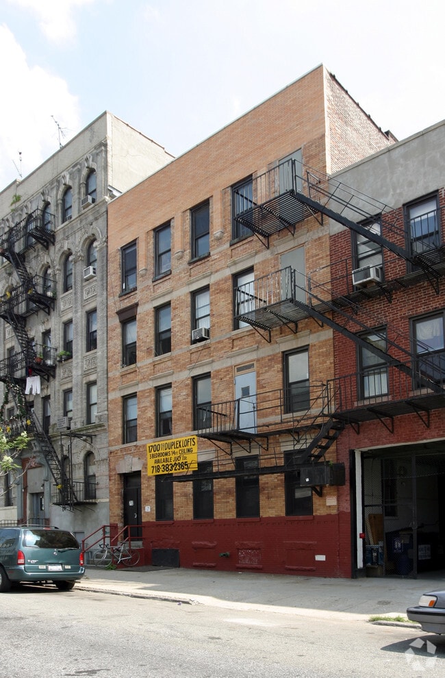 Building Photo - 68 Richardson St