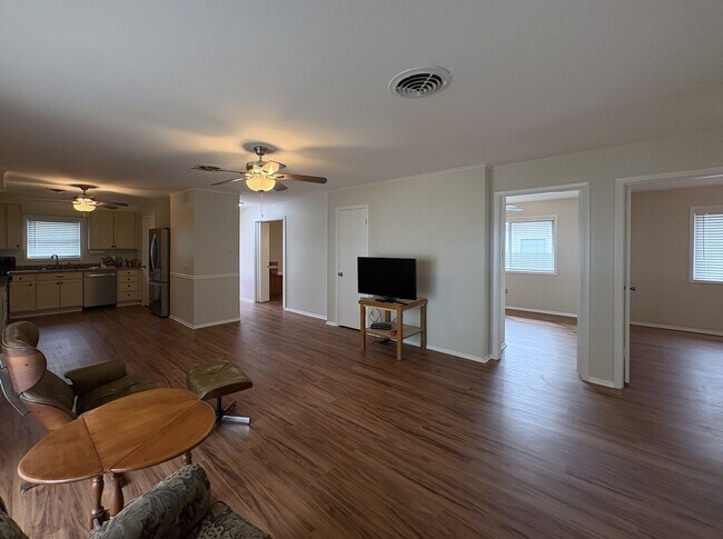 Foto del edificio - 1307 Leacrest Dr