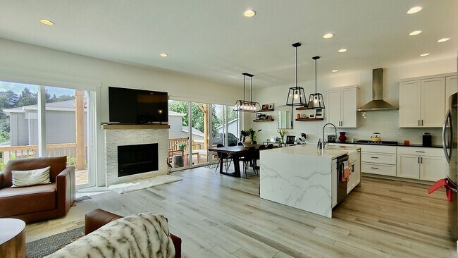 Building Photo - Stunning 2020 Custom-Built Home in the Sou...