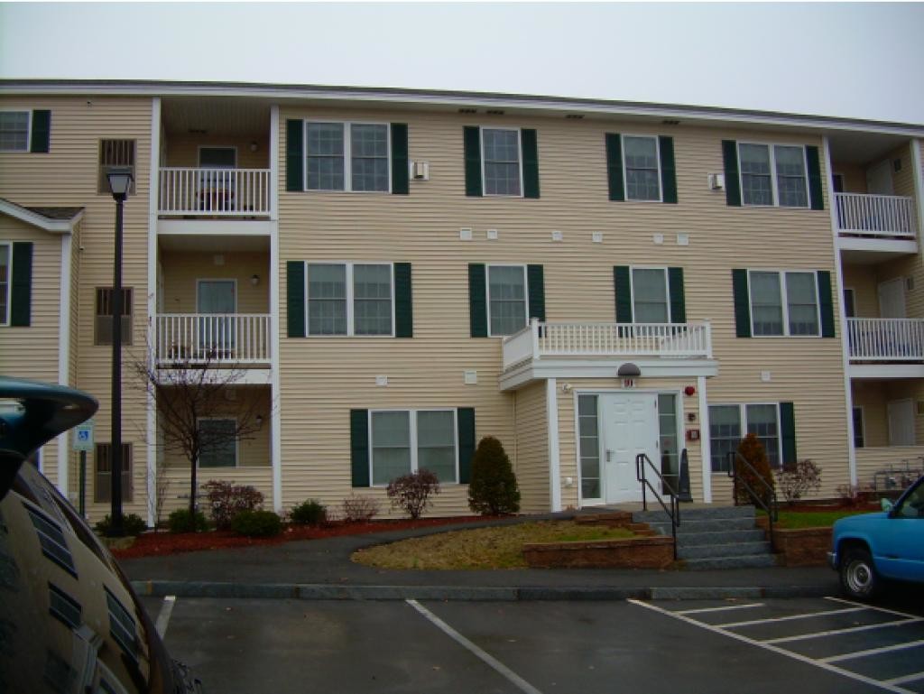 10 Vista Ridge Dr Unit 10, Londonderry, NH 03053 Room for Rent in