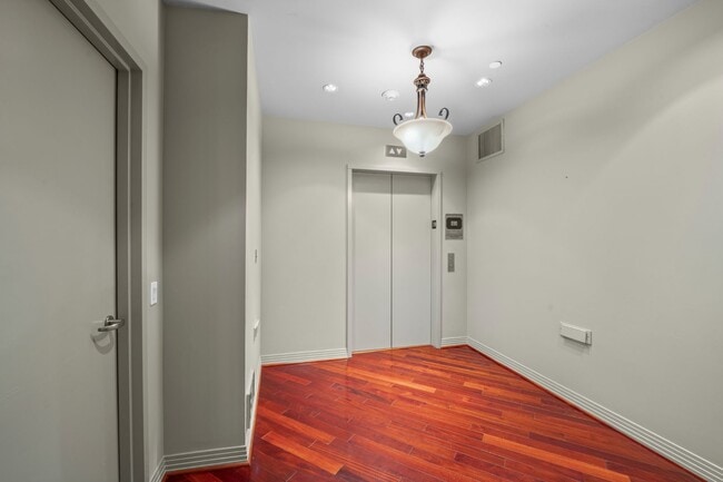 Building Photo - Gorgeous Park Laurel condominium