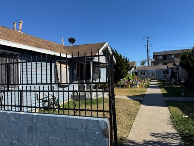 Building Photo - 2516 E Anaheim St