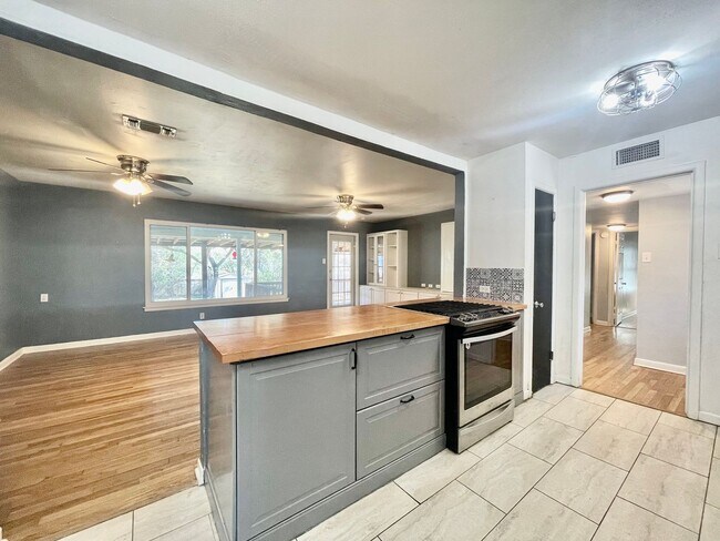 Foto del edificio - 4 Bedrooms in Oak Heights