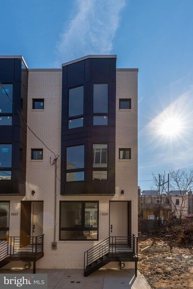 Building Photo - 1509 S Bambrey St
