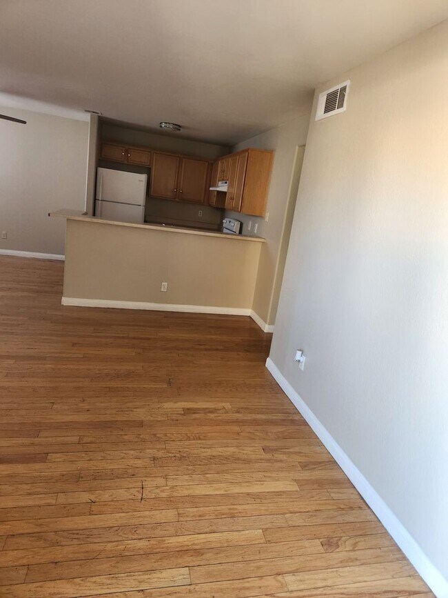 Building Photo - 3 BED / 2 BATH CONDO!!