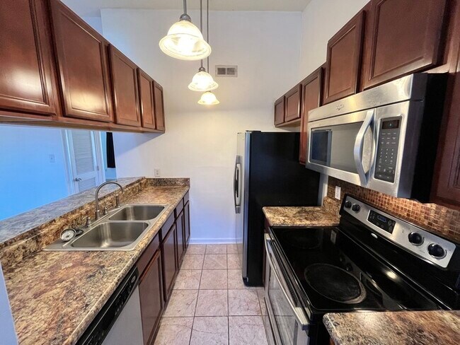 Building Photo - BEAUTIFUL CONDO IN VIRGINIA BEACH!