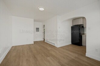 Building Photo - 420 W 20th St