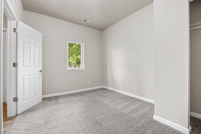 Foto del edificio - 3 Bedroom New 2 Stall Detached Garage