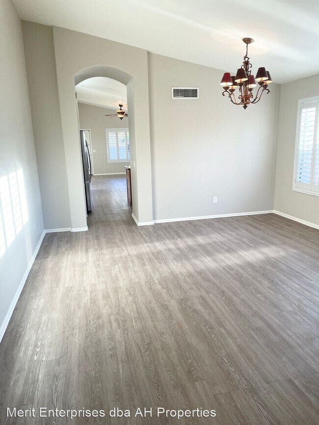Foto del edificio - 3 br, 2 bath House - 12429 W VERMONT AVE