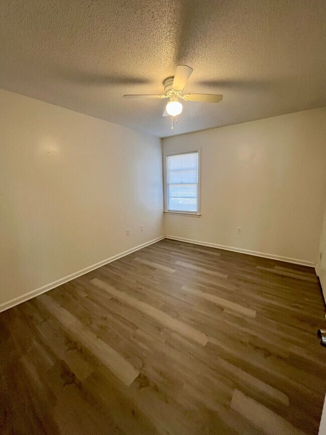 Foto del edificio - 2409 University Dr