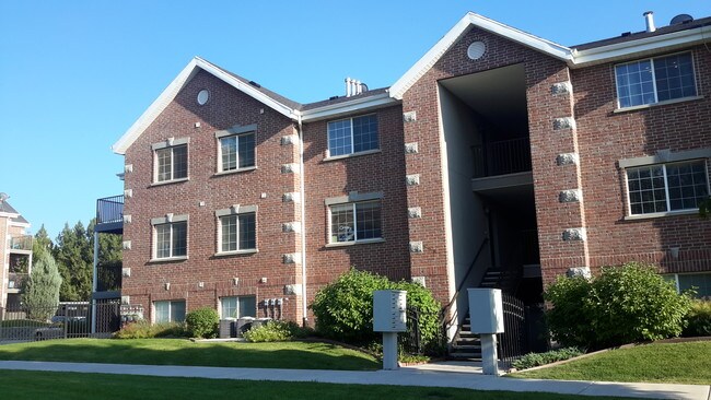 Frente del edificio de condominios - 325 W 700 N