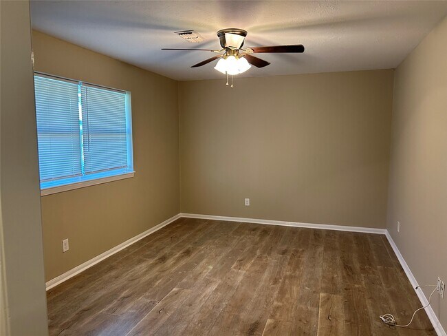 Foto del edificio - 2311 Willow Blvd