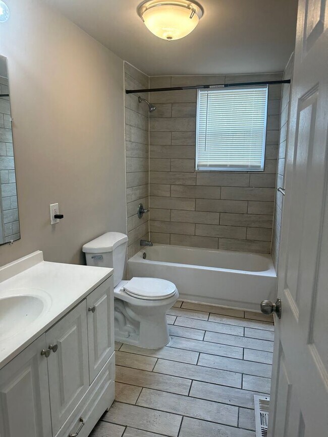 Building Photo - Remodeled End Unit - Baltimore