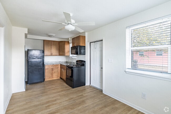 1BR, 1BA - 520SF - Living Room/Kitchen - Gardens of Homestead