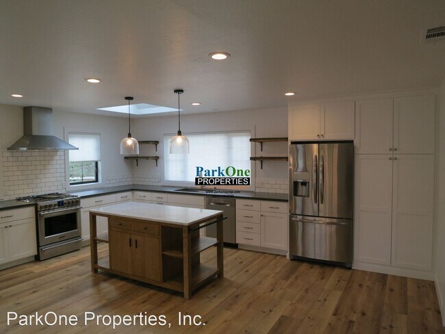 Building Photo - 3 br, 2.5 bath House - 3302 Beechwood Dr