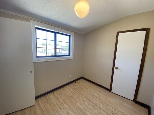 Building Photo - *Restored Historic 3 Bed Penthouse In Desi...