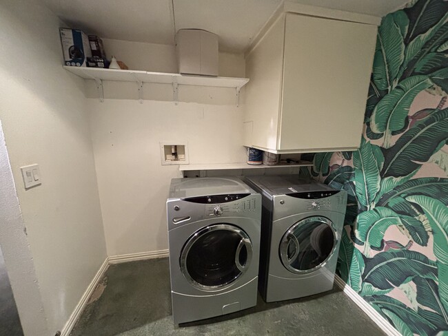 Washer/ dryer included - 3110 Thomas Ave