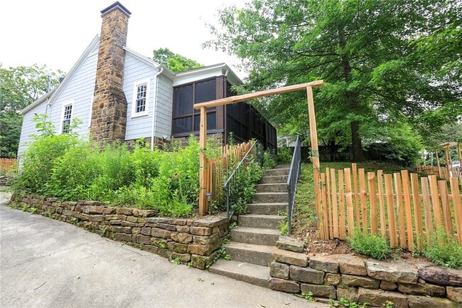 Building Photo - 610 N Olive Ave