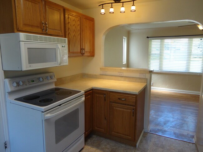 Foto del edificio - Updated Duplex with Fresh Paint and  Fenced Yard in Great Location!