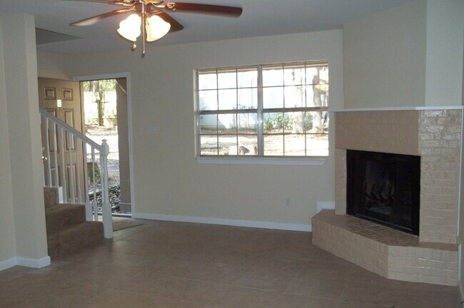 Foto del edificio - Gorgeous Two Bedroom With Fireplace & Vaulted Ceilings!