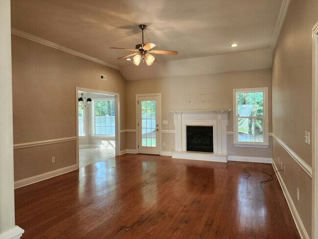 Building Photo - 381 Rosemount Dr