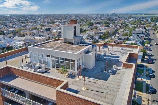 Building Photo - 855 E Broadway