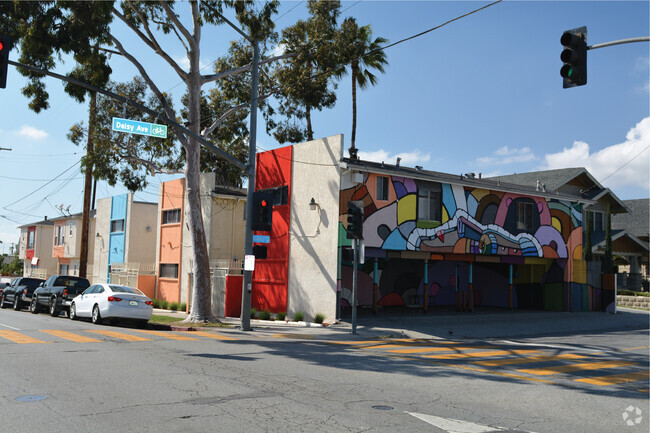 Building Photo - 609-619 W 7th St