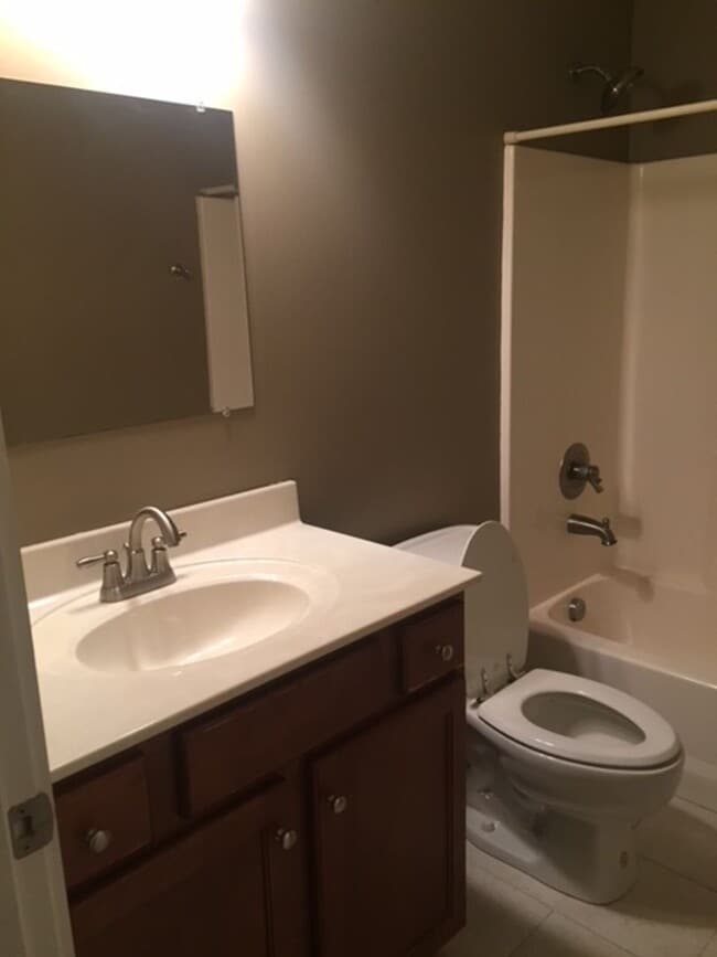 Building Photo - 1037