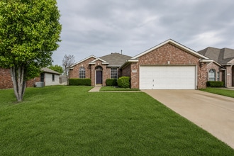 Building Photo - 2816 Oakdale Dr