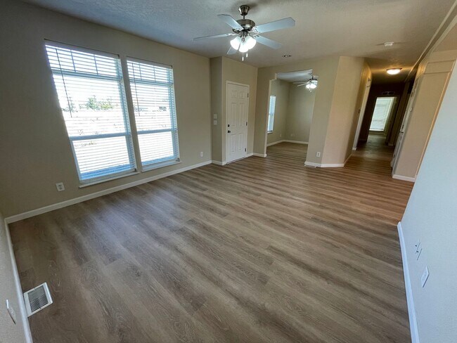 Foto del edificio - Quiet, spacious property!